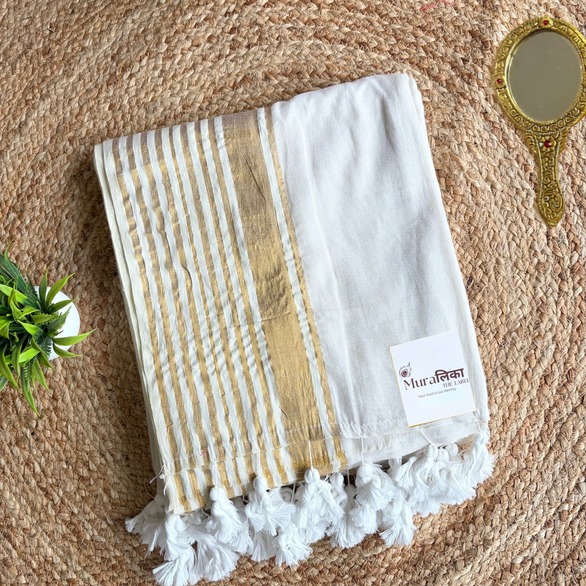 Shwet white and gold kasavu-style mulmul saree pallu with white cotton tassels